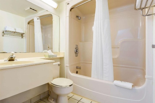Quality Inn image 5