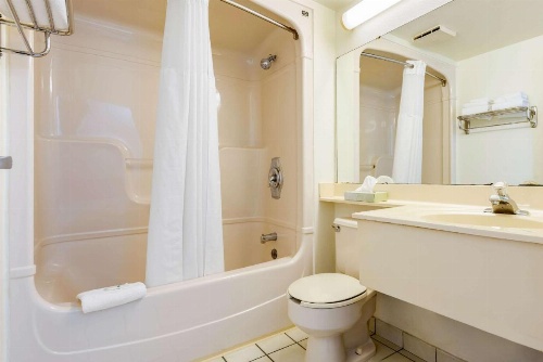 Quality Inn image 7